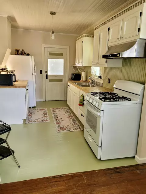 Kitchen - 611 Spruce St, Thayer, MO 65791 photo 3 of 4