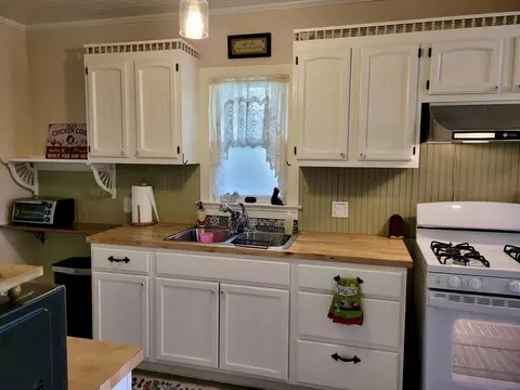 Kitchen - 611 Spruce St, Thayer, MO 65791 photo 2 of 4