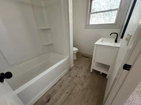 Bath - 726 Mcnatt Ave, Aurora, MO 65605 photo 1 of 3