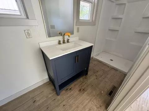 Bath - 726 Mcnatt Ave, Aurora, MO 65605 photo 2 of 3
