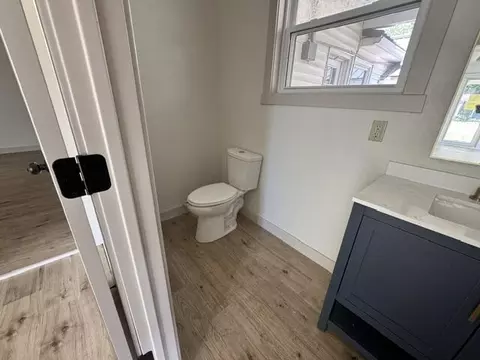 Bath - 726 Mcnatt Ave, Aurora, MO 65605 photo 3 of 3