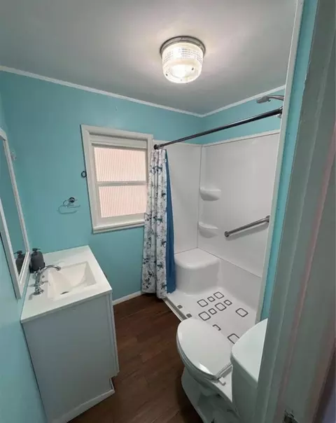Bath - 1020 Walnut St, Cabool, MO 65689 photo 2 of 2