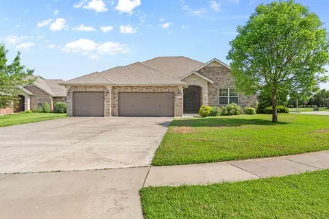1935 N Pavilion Pl, Strafford, MO 65757