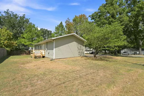 Exterior - 516 E Springfield St, Aurora, MO 65605 photo 5 of 7