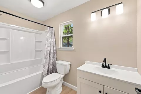 Bath - 516 E Springfield St, Aurora, MO 65605 photo 1 of 5