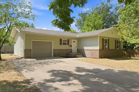 Exterior - 516 E Springfield St, Aurora, MO 65605 photo 2 of 7
