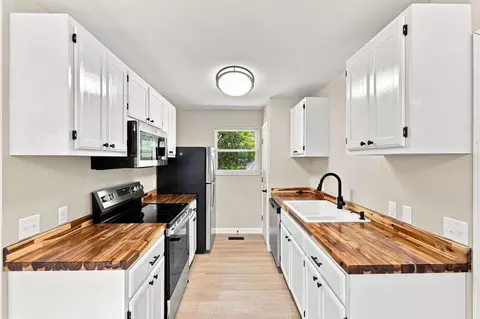 Kitchen - 516 E Springfield St, Aurora, MO 65605 photo 1 of 4