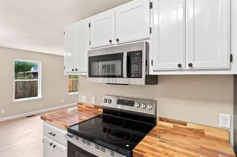 Kitchen - 516 E Springfield St, Aurora, MO 65605 photo 3 of 4