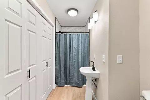 Bath - 516 E Springfield St, Aurora, MO 65605 photo 3 of 5
