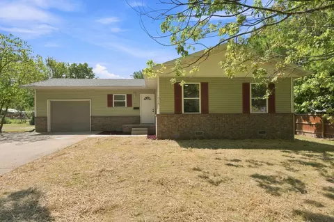 Exterior - 516 E Springfield St, Aurora, MO 65605 photo 6 of 7
