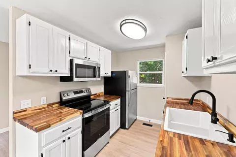 Kitchen - 516 E Springfield St, Aurora, MO 65605 photo 2 of 4