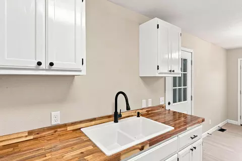 Kitchen - 516 E Springfield St, Aurora, MO 65605 photo 4 of 4