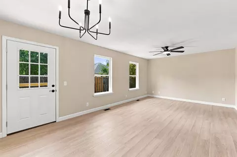 Living - 516 E Springfield St, Aurora, MO 65605 photo 6 of 7