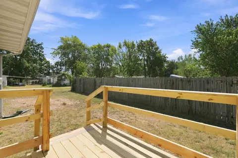 Exterior - 516 E Springfield St, Aurora, MO 65605 photo 4 of 7