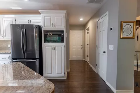 Entry Way - 4900 S Bellhurst Ave, Springfield, MO 65804 photo 4 of 9