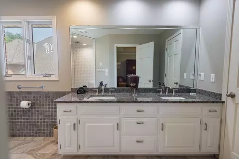 Bath - 4900 S Bellhurst Ave, Springfield, MO 65804 photo 2 of 14