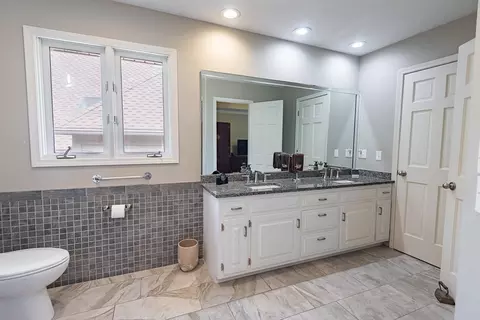 Bath - 4900 S Bellhurst Ave, Springfield, MO 65804 photo 3 of 14