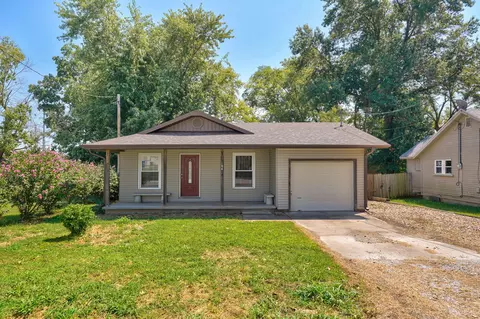 Exterior - 104 S Delaware St, Nixa, MO 65714 photo 2 of 10
