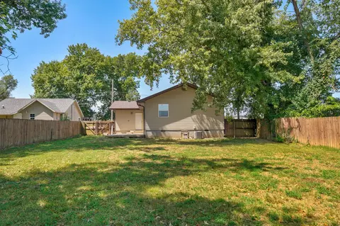 Exterior - 104 S Delaware St, Nixa, MO 65714 photo 3 of 10