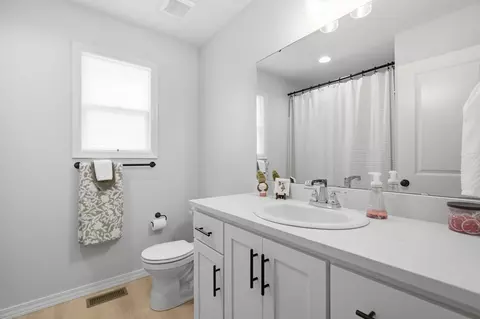 Bath - 3014 E Heritage St, Republic, MO 65738 photo 3 of 3