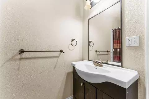 Bath - 139 Grape Ln, Branson, MO 65616 photo 3 of 3