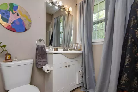 Bath - 2116 S Linden Ave, Springfield, MO 65804 photo 2 of 4