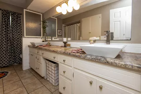 Bath - 2116 S Linden Ave, Springfield, MO 65804 photo 1 of 4