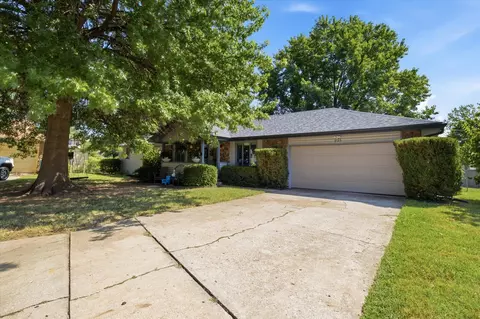 Exterior - 835 E Jewett St, Springfield, MO 65807 photo 3 of 11