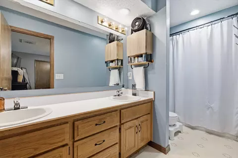 Bath - 835 E Jewett St, Springfield, MO 65807 photo 3 of 3