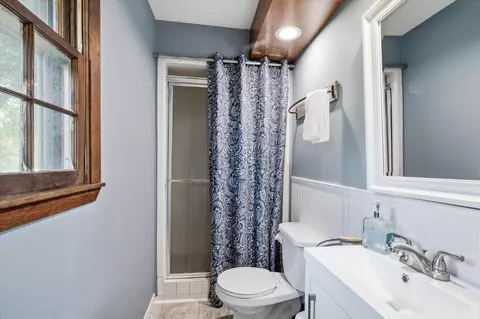 Bath - 835 E Jewett St, Springfield, MO 65807 photo 2 of 3