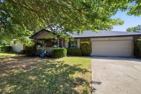 Exterior - 835 E Jewett St, Springfield, MO 65807 photo 2 of 11