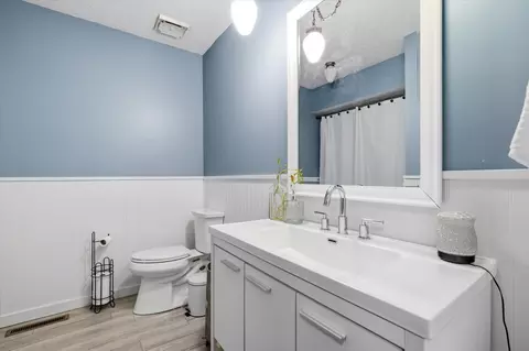 Bath - 835 E Jewett St, Springfield, MO 65807 photo 1 of 3