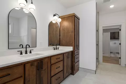 Bath - 2124 N Sun Valley Dr, Springfield, MO 65802 photo 2 of 7