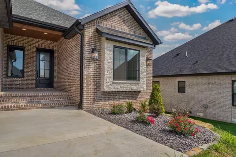 Exterior - 2124 N Sun Valley Dr, Springfield, MO 65802 photo 4 of 9