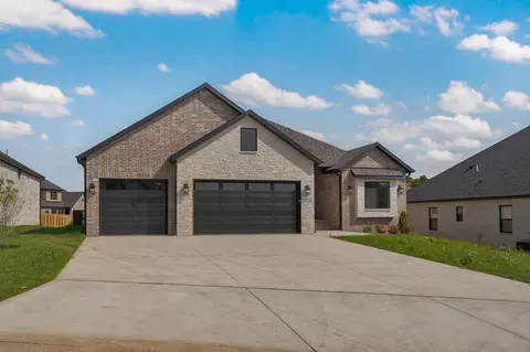 Exterior - 2124 N Sun Valley Dr, Springfield, MO 65802 photo 3 of 9