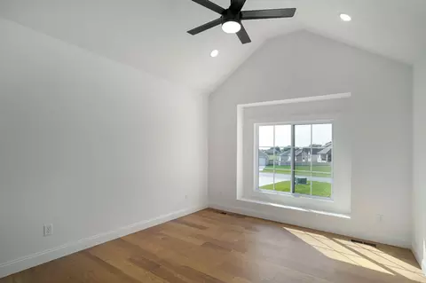 Bedroom - 2124 N Sun Valley Dr, Springfield, MO 65802 photo 3 of 4