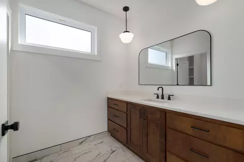 Bath - 2124 N Sun Valley Dr, Springfield, MO 65802 photo 6 of 7