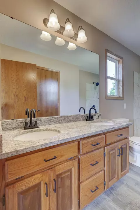 Bath - 21419 Jester Ln, Webb City, MO 64870 photo 4 of 5