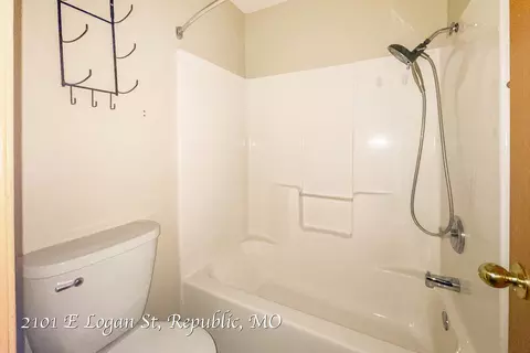 Bath - 2101 E Logan St, Republic, MO 65738 photo 2 of 4