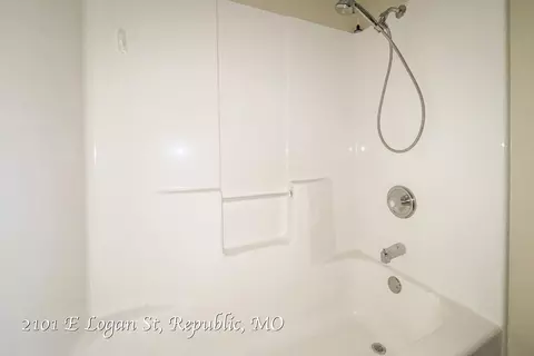Bath - 2101 E Logan St, Republic, MO 65738 photo 4 of 4
