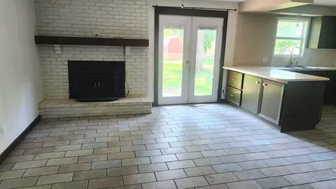 904 E Smith St, Springfield, MO 65803 photo 2