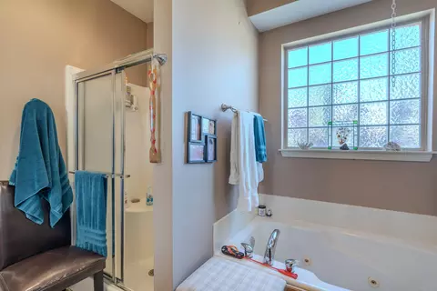 Bath - 5621 N 10th Ave, Ozark, MO 65721 photo 2 of 4