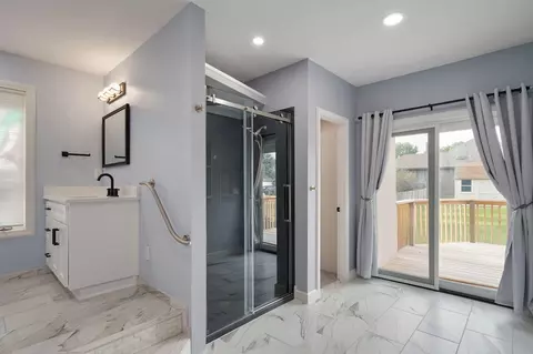 Bath - 2371 W Allen Dr, Springfield, MO 65810 photo 2 of 4