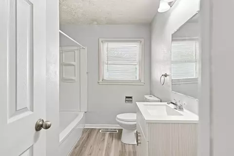Bath - 318 E Whiteside St, Springfield, MO 65807 photo 2 of 2