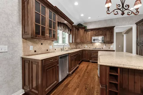 Kitchen - 3901 E Villa Way, Springfield, MO 65809 photo 3 of 4