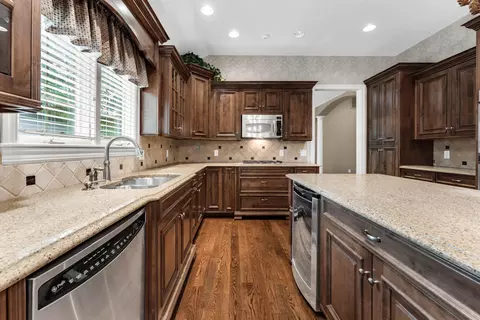 Kitchen - 3901 E Villa Way, Springfield, MO 65809 photo 4 of 4