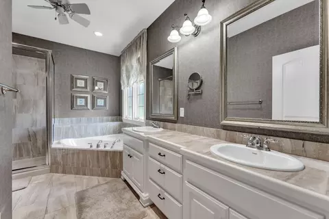 Bath - 3901 E Villa Way, Springfield, MO 65809 photo 1 of 5