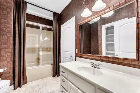 Bath - 3901 E Villa Way, Springfield, MO 65809 photo 3 of 5