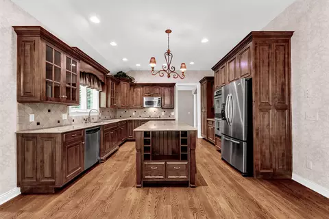 Kitchen - 3901 E Villa Way, Springfield, MO 65809 photo 4 of 6
