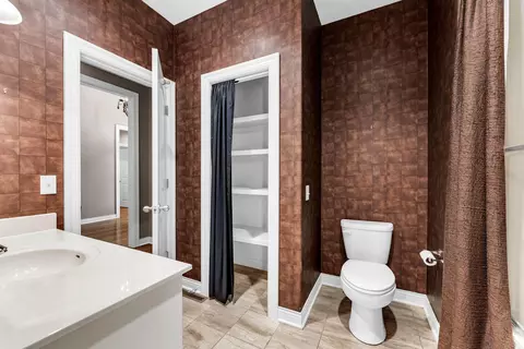 Bath - 3901 E Villa Way, Springfield, MO 65809 photo 4 of 5